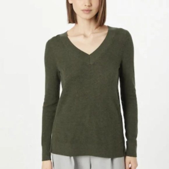 GAP Sweaters - Gap Bella Green Textured V-Neck Sweater Green